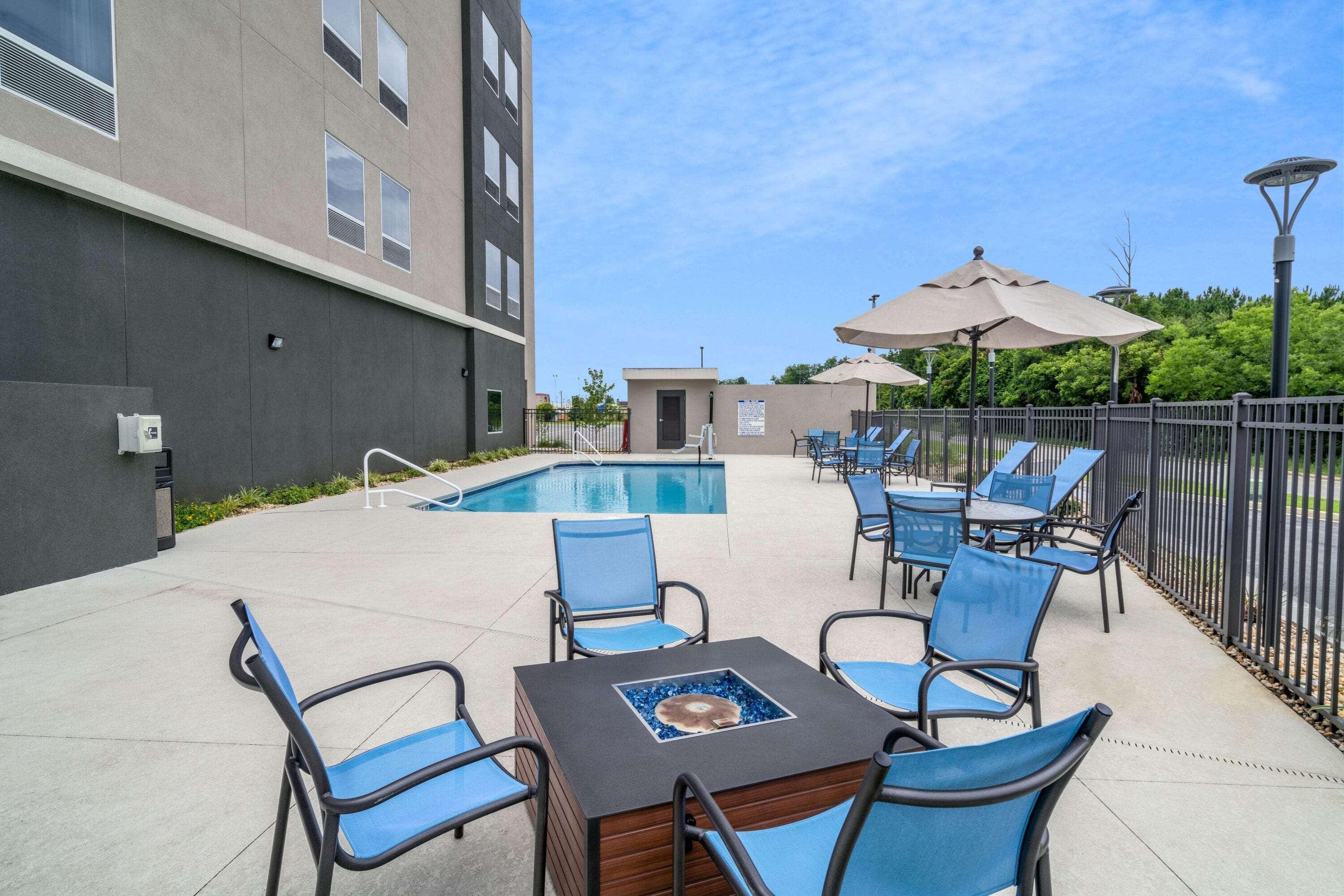 La Quinta Inn & Suites By Wyndham ティフトン エクステリア 写真